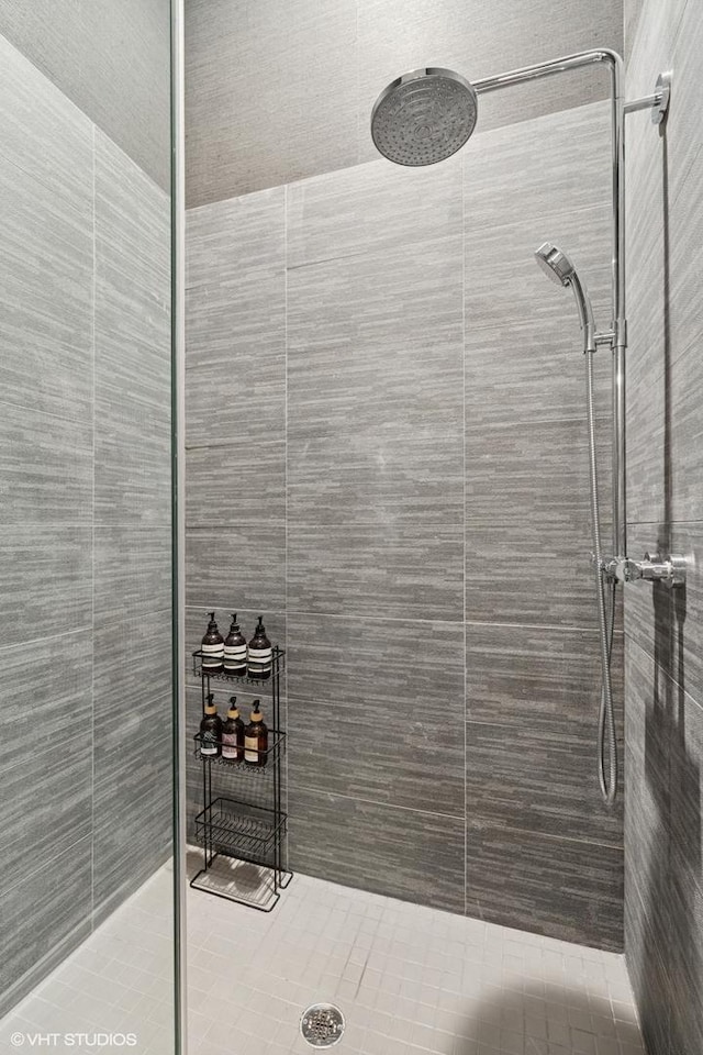 921 N Hoyne Ave Unit 1, Chicago, IL 60622 - full bathroom with tiled shower