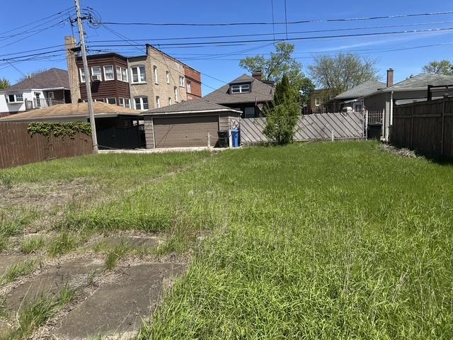 7347 S Paxton Ave, Chicago, IL 60649 - view of yard with fence