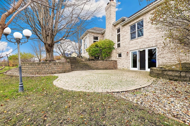 view of grassy yard featuring a patio area