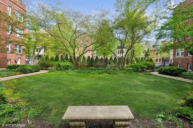 731 W Buckingham Pl Unit 12, Chicago, IL 60657 - surrounding community featuring a yard