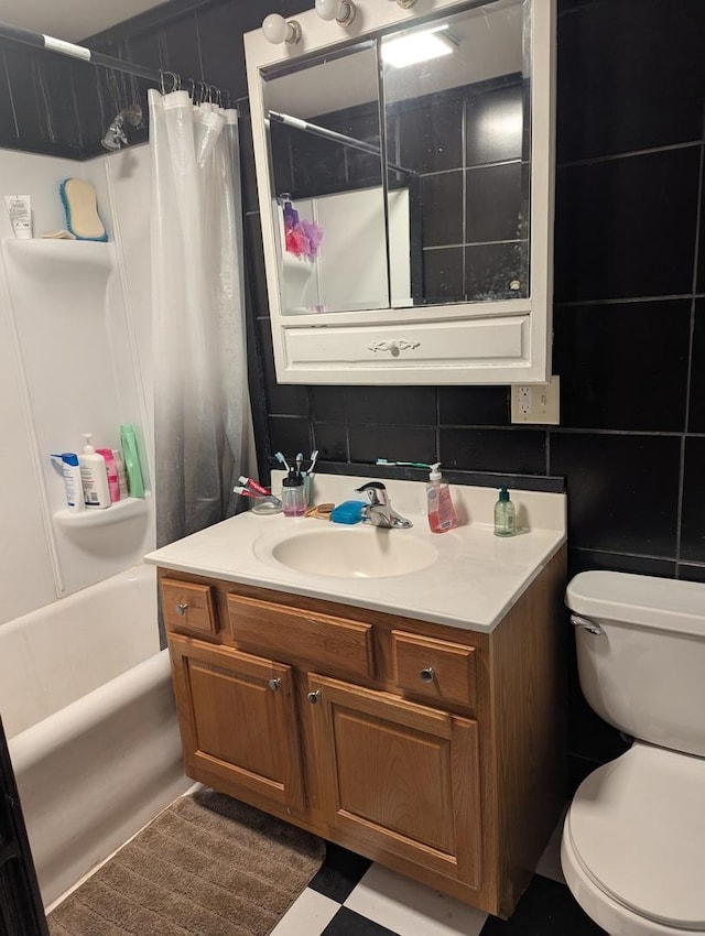 720 S Carroll Ave, Freeport, IL 61032 - bathroom featuring toilet, vanity, and shower / bathtub combination with curtain