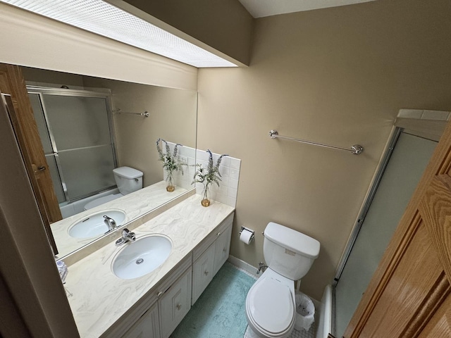 7033 N Kedzie Ave Unit 904, Chicago, IL 60645 - full bath featuring toilet, vanity, enclosed tub / shower combo, and baseboards