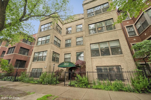 5055 N Sheridan Rd Unit 3N, Chicago, IL 60640 - view of building exterior featuring a fenced front yard