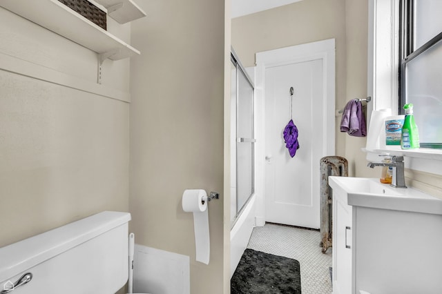 1347 E Hyde Park Blvd, Chicago, IL 60615 - bathroom featuring toilet, vanity, and enclosed tub / shower combo