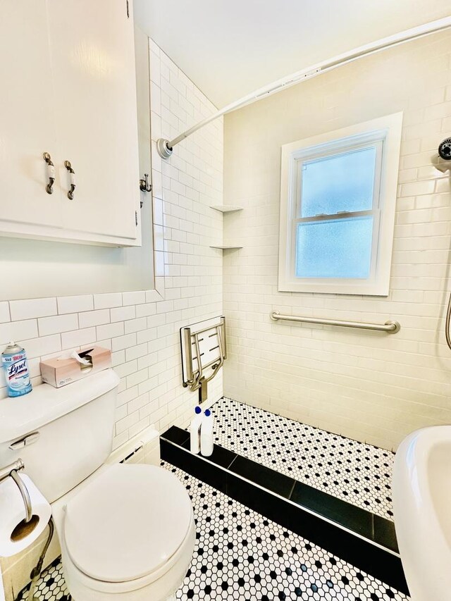 1115 E Wilson St, Streator, IL 61364 - full bath featuring a stall shower, toilet, tile patterned floors, and tile walls