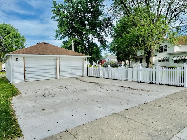1115 E Wilson St, Streator, IL 61364 - detached garage featuring fence