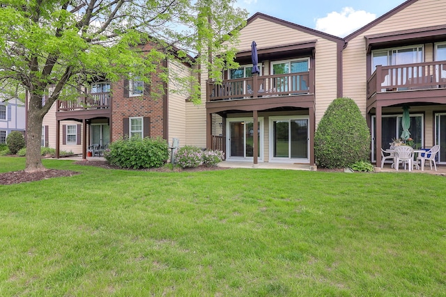 2169 Sunderland Ct Unit 101B, Naperville, IL 60565 - back of property featuring a yard and a balcony