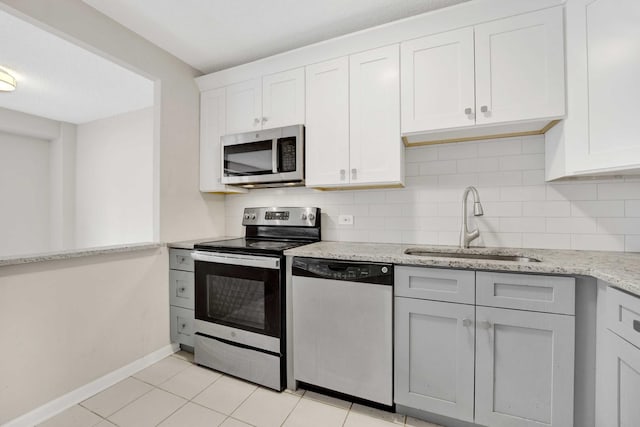 801 S Plymouth Ct Unit 711, Chicago, IL 60605 - kitchen featuring stainless steel appliances, a sink, decorative backsplash, and baseboards
