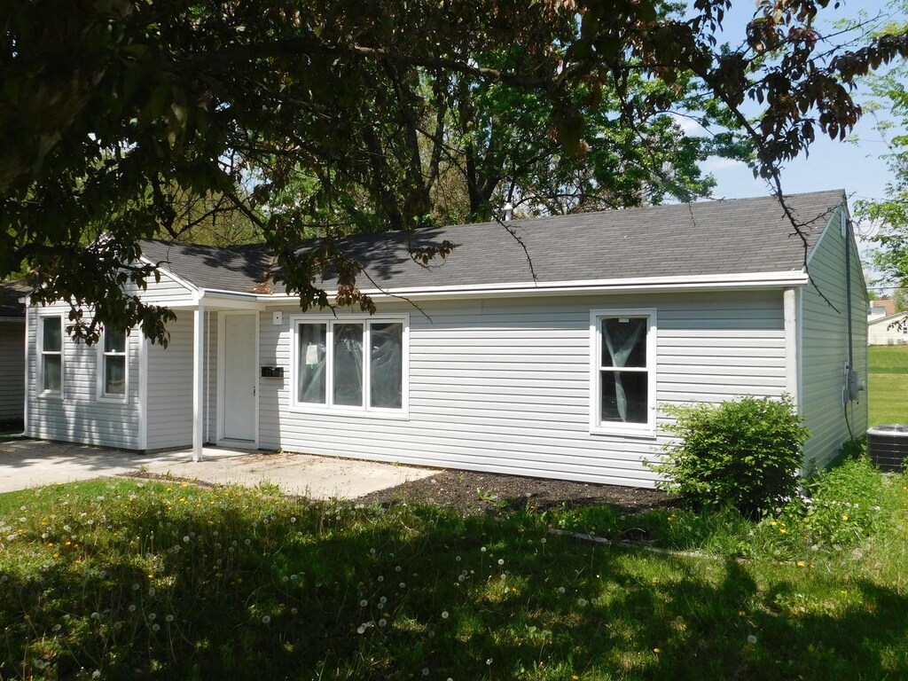 271 Toni St, Bourbonnais, IL 60914 - view of front facade featuring central air condition unit and a front lawn