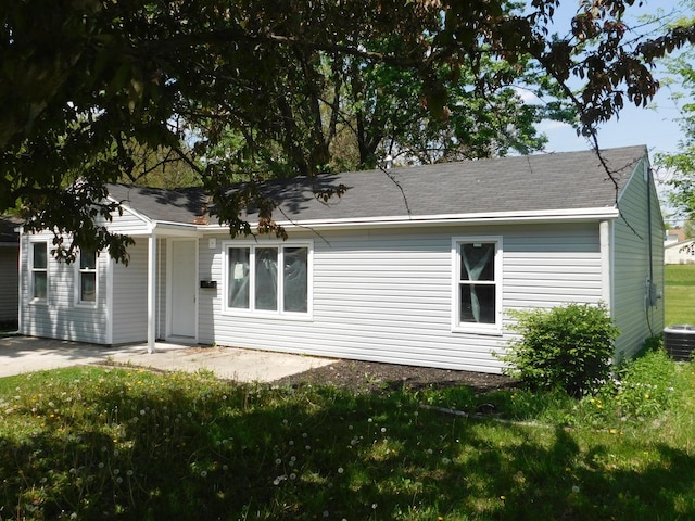 271 Toni St, Bourbonnais, IL 60914 - view of front facade featuring central air condition unit and a front lawn