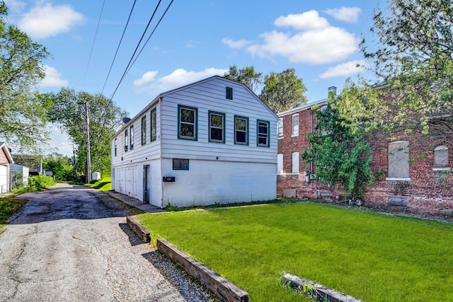 view of front of house featuring a front lawn