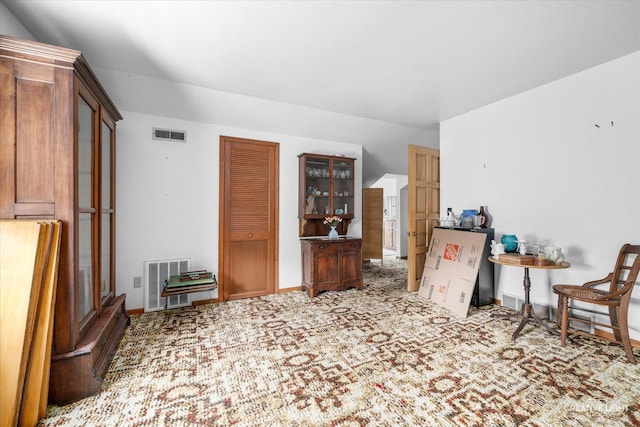 living area with carpet and baseboards