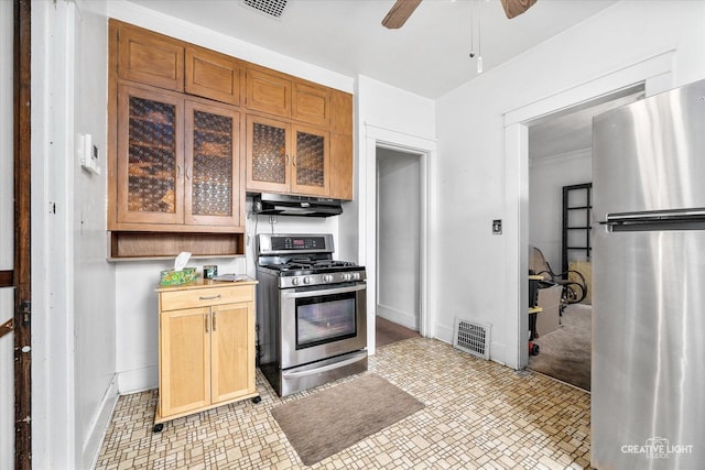 kitchen with stainless steel appliances, under cabinet range hood, baseboards, glass insert cabinets, and a ceiling fan