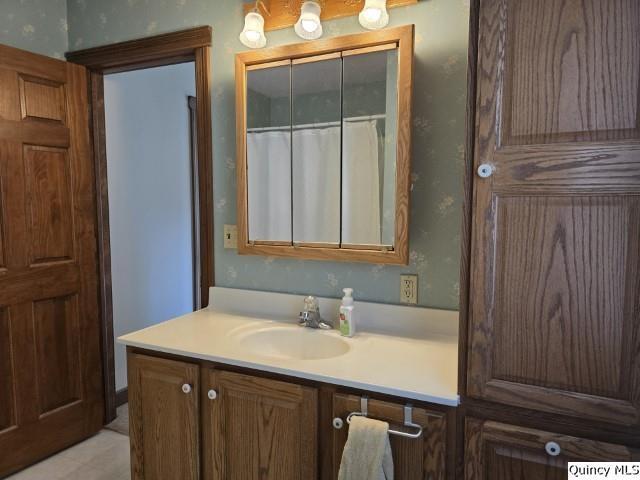 722 Wabash Ave, Carthage, IL 62321 - bathroom featuring vanity