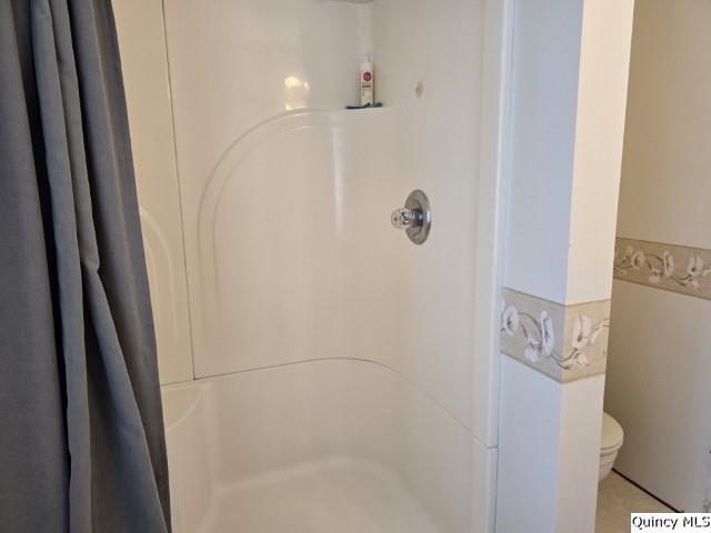 722 Wabash Ave, Carthage, IL 62321 - full bathroom with curtained shower and toilet