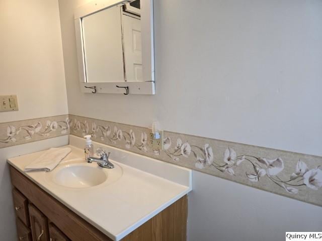 722 Wabash Ave, Carthage, IL 62321 - bathroom with vanity