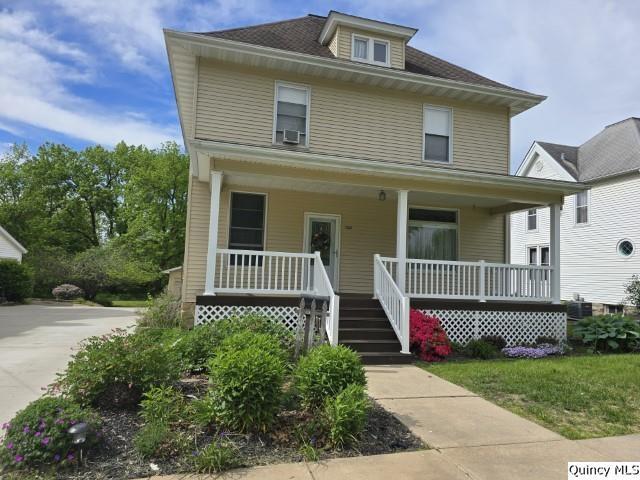 722 Wabash Ave, Carthage, IL 62321 - traditional style home featuring a porch
