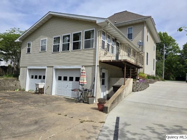 722 Wabash Ave, Carthage, IL 62321 - view of home's exterior with driveway and a garage