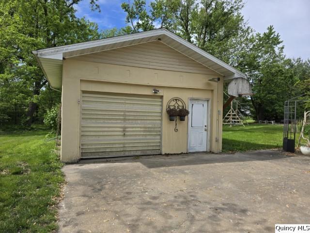 722 Wabash Ave, Carthage, IL 62321 - detached garage featuring driveway