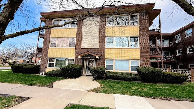 view of apartment building / complex