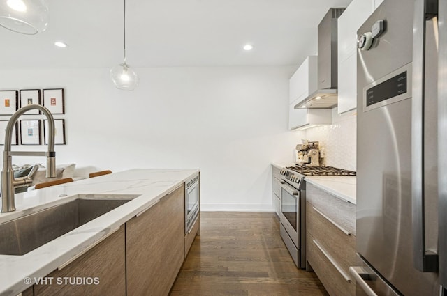 2743 N Ashland Ave Unit 2S, Chicago, IL 60614 - kitchen featuring stainless steel appliances, a sink, wall chimney range hood, dark wood finished floors, and modern cabinets