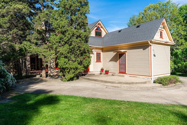 706 Washington Ave, Dixon, IL 61021 - victorian home with roof with shingles and a front lawn