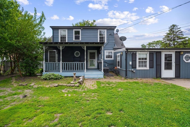 view of front of home featuring a front yard