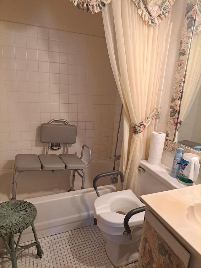 1400 N Elmhurst Rd Unit 106, Mount Prospect, IL 60056 - full bath featuring shower / bath combo with shower curtain, toilet, tile patterned floors, and vanity