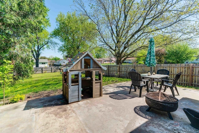 view of patio / terrace with a fire pit and outdoor dining area