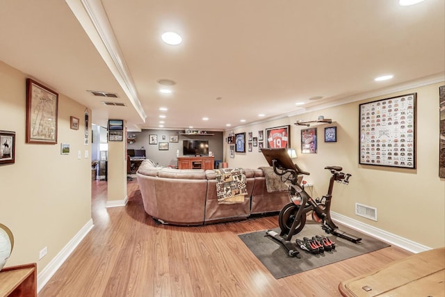 living area featuring ornamental molding, light wood-style flooring, recessed lighting, and baseboards