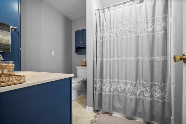 475 E Clay St, El Paso, IL 61738 - full bath featuring toilet, vanity, curtained shower, and tile patterned floors