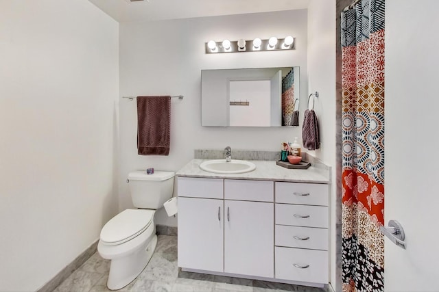 full bath featuring baseboards, toilet, vanity, and a shower with shower curtain