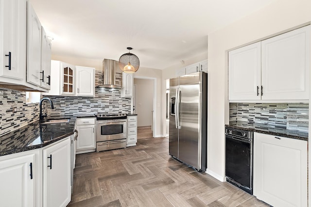 kitchen with stainless steel appliances, exhaust hood, a sink, and decorative backsplash