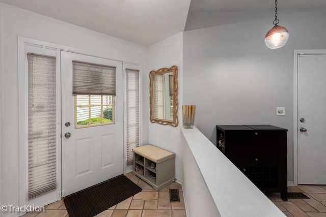 1102 E Cambria Ln, Lombard, IL 60148 - entryway with baseboards