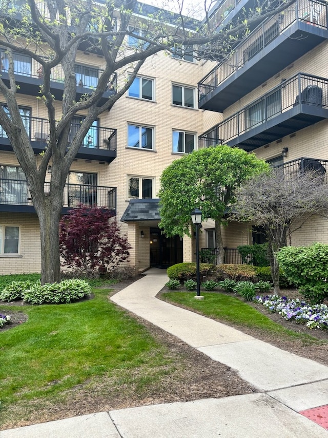 view of apartment building / complex