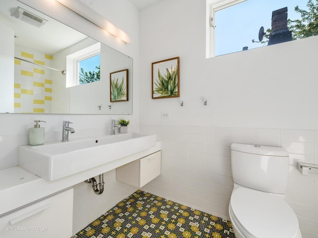1729 W Potomac Ave, Chicago, IL 60622 - full bath with tile walls, wainscoting, and a shower