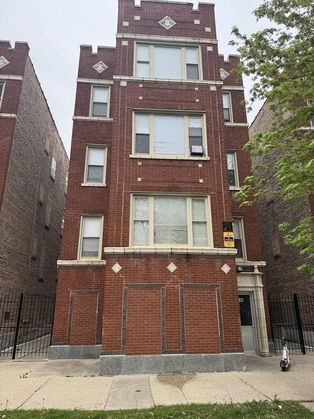 3118 W Douglas Blvd, Chicago, IL 60623 - view of property featuring fence