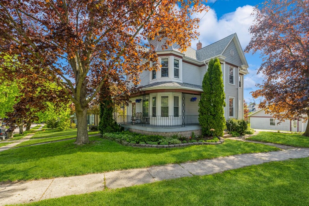 431 Vine St, Woodstock, IL 60098 - photo 1