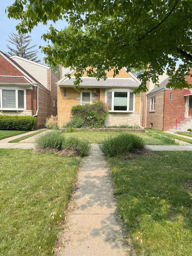 5236 N Mobile Ave, Chicago, IL 60630 - bungalow-style home with a front lawn