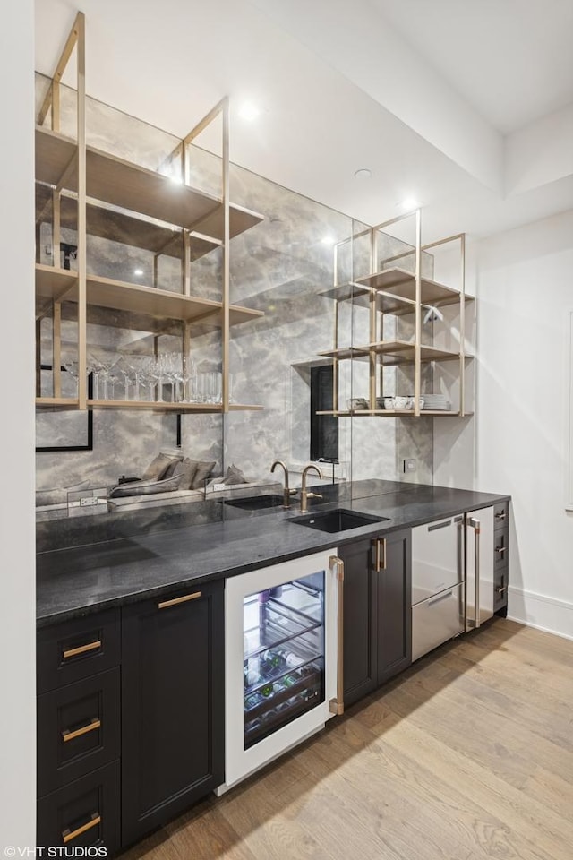 4300 Franklin Ave, Western Springs, IL 60558 - indoor wet bar with beverage cooler, decorative backsplash, light wood-style floors, and baseboards
