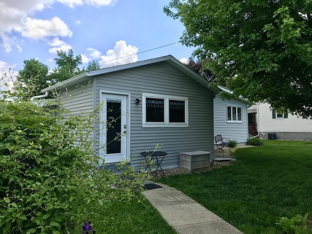 116 N Beech St, Princeton, IL 61356 - back of house featuring a lawn