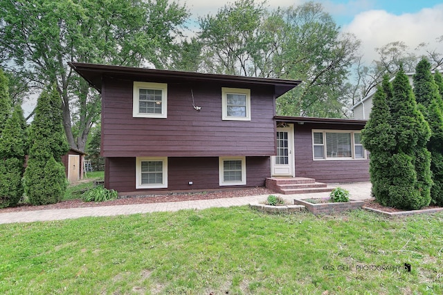 2810 Brentwood Ln, Mchenry, IL 60050 - tri-level home featuring a front lawn