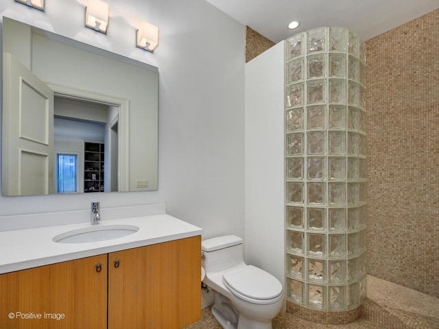 305 W Fullerton Pkwy Unit 4W, Chicago, IL 60614 - full bath featuring walk in shower, toilet, vanity, and recessed lighting