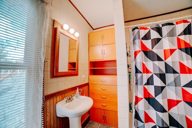407 E Mulberry St, Watseka, IL 60970 - full bath with a shower with curtain, crown molding, and a sink