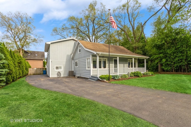 6N715 Gates Ave, Itasca, IL 60143 - view of front of house with covered porch and a front lawn