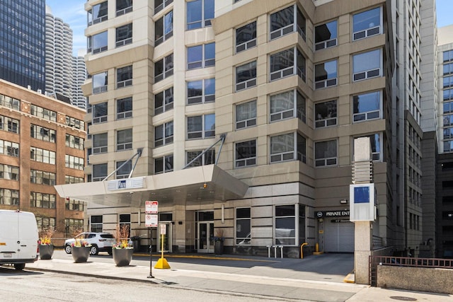view of apartment building / complex