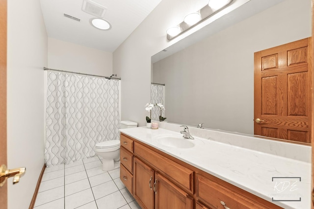 full bathroom featuring tile patterned flooring, toilet, vanity, and a shower with curtain