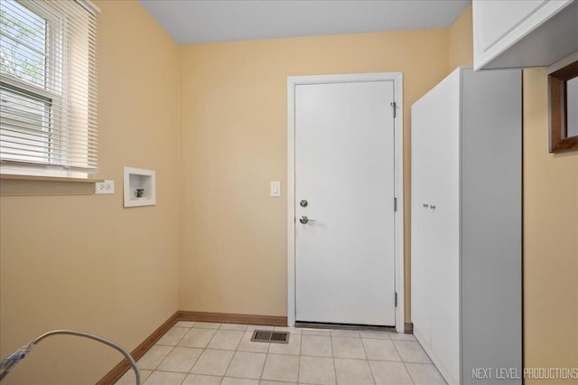 513 Coventry Ct, Oswego, IL 60543 - washroom featuring hookup for a washing machine, baseboards, and light tile patterned flooring