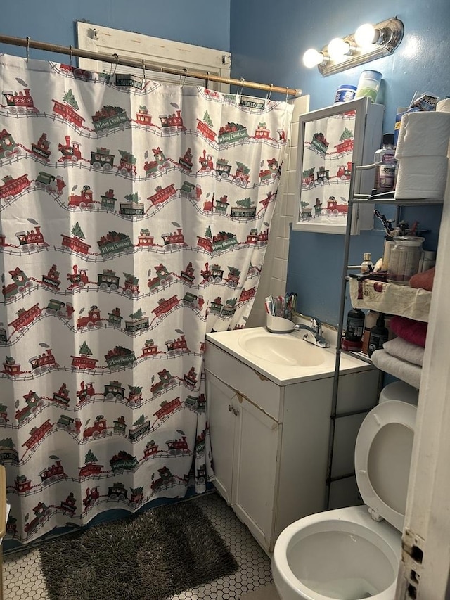 full bath with tile patterned flooring, vanity, toilet, and a shower with curtain