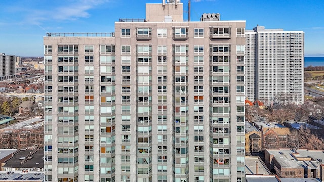 720 W Gordon Ter Unit 4A, Chicago, IL 60613 - view of apartment building / complex featuring a city view